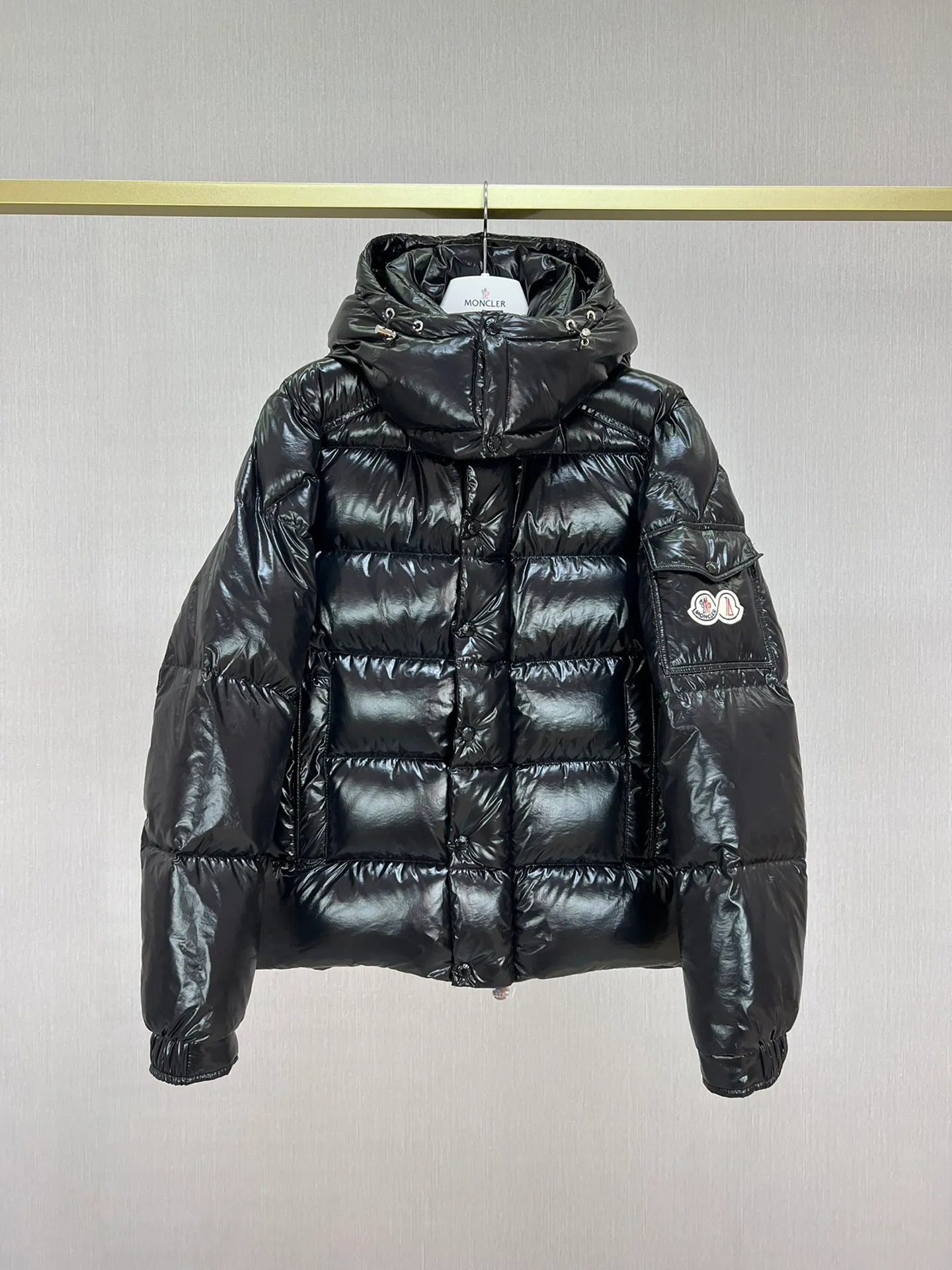 P390 Moncler/ 2026 70 、 。 DNA ， ， 。 Classic ， 、 。 Classic 70 。 Quality， 90 ，Premium Quality ， ，Black ！ Sizes M-3XL